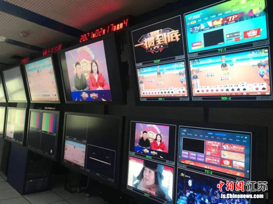两千余名掼蛋选手坐在家中通过线上参与,共同度过热热闹闹的牛年春节。