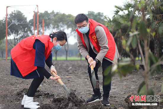 当天还开展了“春暖花开、植因有你”公益植树活动,30名志愿者积极报名参加。费保升 摄