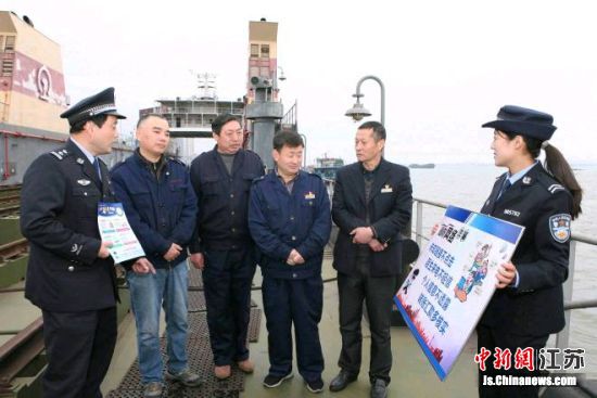 南京铁路公安处民警向在岗的新长号火车渡轮职工讲解网络诈骗案例。史康 摄