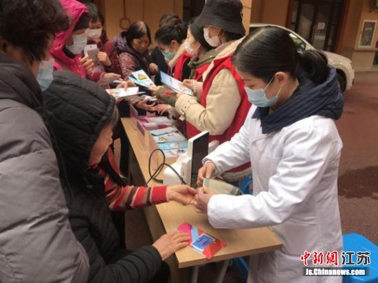 活动当日,义诊、计生咨询、法律咨询、健康咨询四个窗口分别有志愿者为居民做政策解答和健康检查,现场共发放宣传资料近百份。