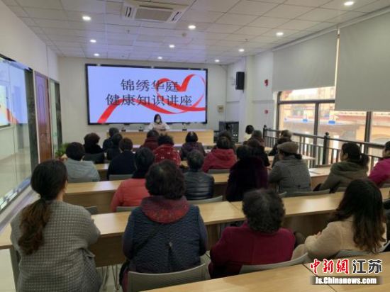 为配合此次主题,居委会邀请了社区卫生服务站的医生现场开展健康知识讲座。