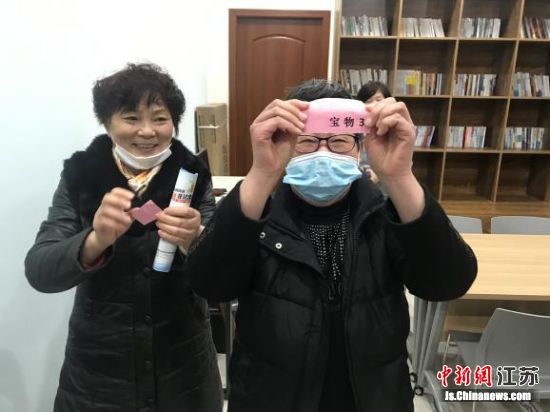 “寻宝”活动乐趣纷呈,不仅拉近了居民之间的距离,更丰富了社区妇女的文娱生活,提升了幸福感。(浦源芫)