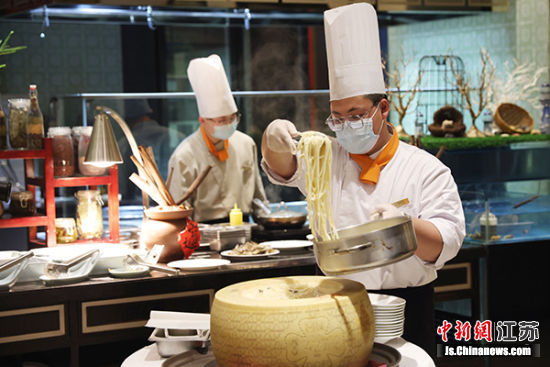 3月18日,南京圣和府邸豪华精选酒店老南京橘暮·特色餐厅自助晚餐升级。泱波 摄