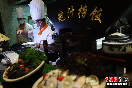 新增金汤小米煮海参,现做鲍鱼捞饭,现炒海鲜,现烤蒜泥生蚝、粉丝扇贝……。 泱波 摄
