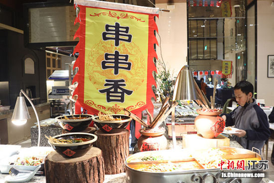 中西式热菜,巴蜀风味烤鱼和串串,哈根达斯、红葡、白葡、鸡尾酒、养生茶等吸引民众前来品尝。泱波 摄