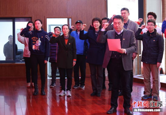 奥运会击剑冠军骆晓娟、技巧世界冠军唐建等重温入党誓词。泱波 摄