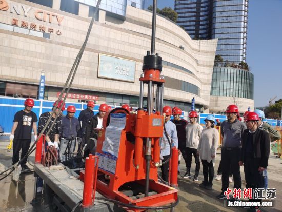 演练模拟在右岸街站三轴搅拌机施工过程中,周边发生了涌水涌沙事故。代月 摄
