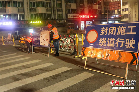 童泾路大桥破拆施工正式启动。付雪洋 摄