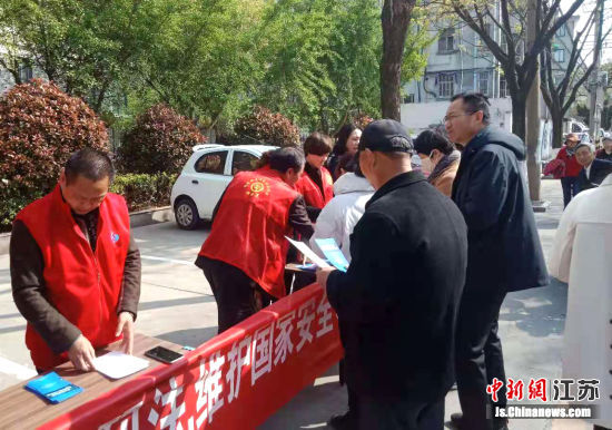 发放宣传资料。