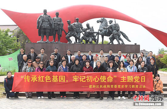 4月21日,南京市建邺区民政局党员干部走进南京红色李巷,开展“传承红色基因 牢记初心使命”主题党课。薛涵 摄