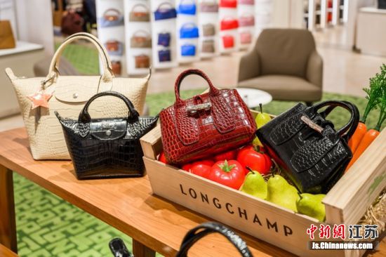 崭新的Longchamp店铺处处充满法式特色的设计巧思,以轻快明亮的氛围展现了浓郁的法式风情和自然、自在、自信的巴黎格调。寒单 摄