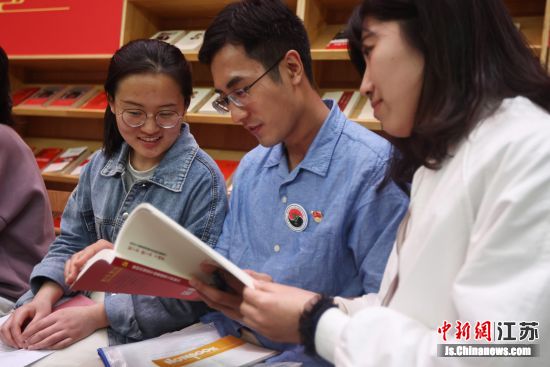 4月23日,南京农业大学图书馆举办第十三届“腹有诗书气自华”读书月活动。中新社记者 泱波 摄