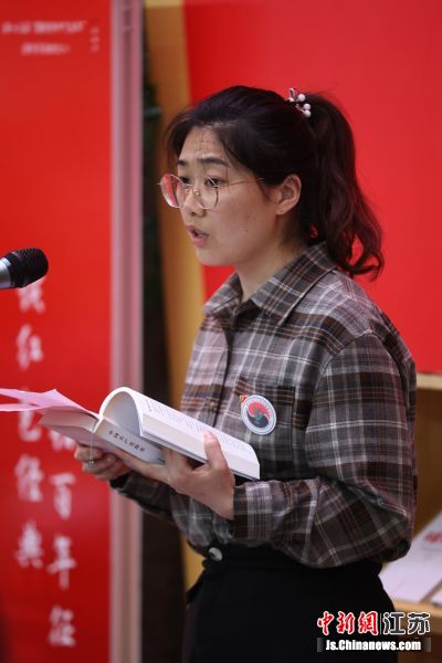 大学生在活动中朗诵诗歌。中新社记者 泱波 摄