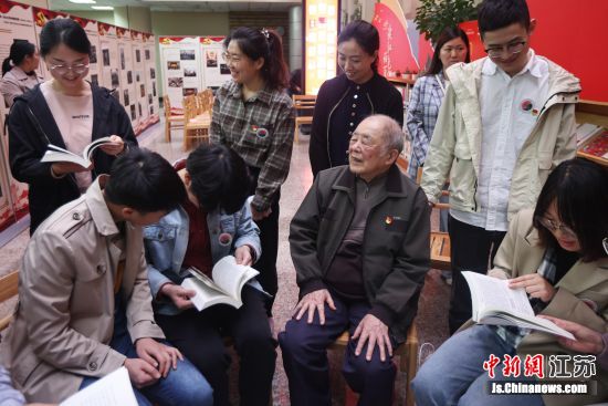 离休干部、抗美援朝老战士、原图书馆副馆长庞其武讲述“红色记忆”,诠释了老一辈英雄为了国家舍生忘死的革命精神。中新社记者 泱波 摄