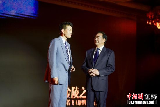 电影《金陵之夜》钱壮飞扮演者、著名表演艺术家孔祥玉(右)和江苏省话剧院青年演员于明泽所扮演的钱壮飞隔空对话。章可欣 摄