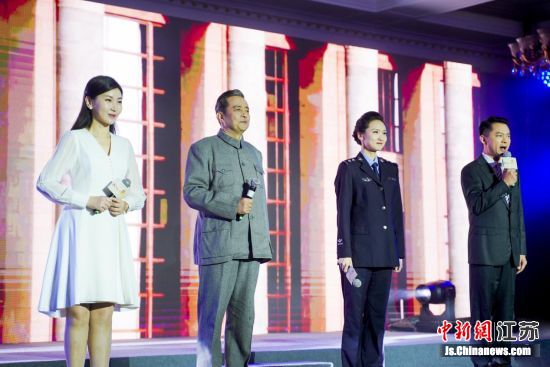 江苏省话剧团演员乔立生、史奕、孙岚和姜蕾倾情朗诵诗歌《追寻》。章可欣 摄