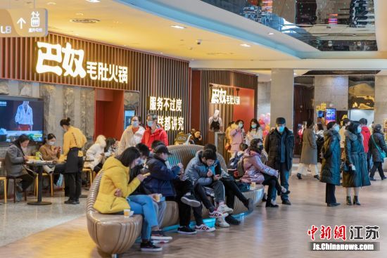 为争夺五一客流,各家餐厅使出了浑身解数,提前做足了准备。近日,巴奴南京首店持续火爆“点燃”民众味蕾。董海 摄
