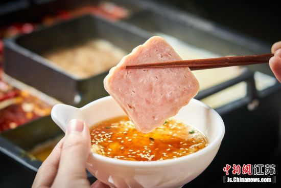 与其他餐厅靠打折促销吸引客流不一样的是,巴奴从产品上下功夫,不断升级食材来赢得顾客的口碑。董海 摄