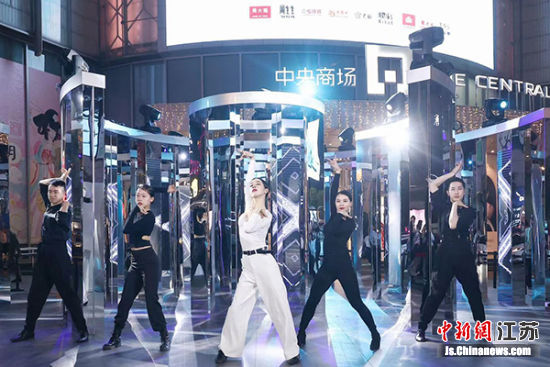 2021 Pt铂金艺术空间以“坚韧”直线融合“温柔”曲线,实现流动艺术与铂金的跨界碰撞。主办方供图