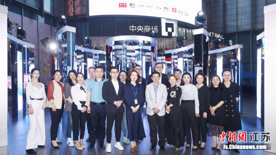 2021 Pt铂金艺术空间揭幕仪式的嘉宾合影。主办方供图