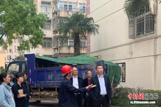 近日,启东市住建局相关负责人深入南苑三村小区了解老小区改造落实情况。