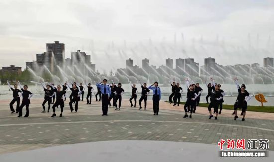 民警和广场舞志愿者表演“反诈广场舞”。