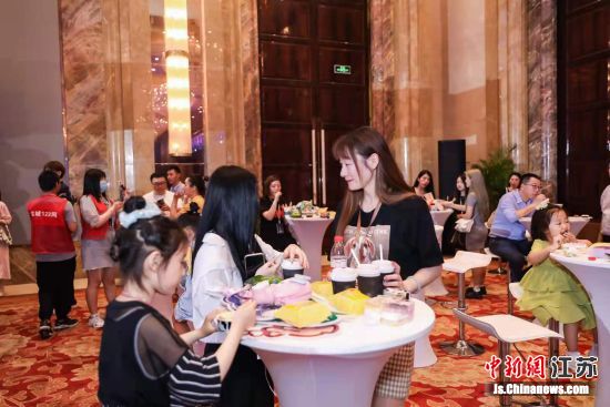 市民体验罗森美食。