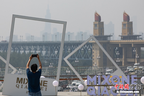 位于南京桥北万象汇楼顶的屋顶花园,自带网红气质,独享观桥绝佳视角。泱波 摄