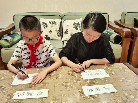 此次活动不仅丰富了孩子们的暑期生活,还增强了他们规范使用语言文字的意识。海安市城南实验小学 供图