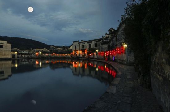 乡村之月——黟县宏村,蔚蓝夜空中一轮玉盘,洒落在南湖、月沼边,如此美景让人沉醉移不开眼。图为黟县宏村月沼。宏村景区供图