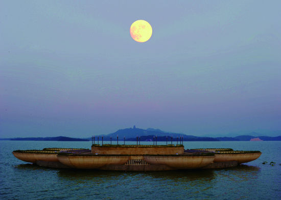 最佳赏景处-池州市贵池区平天湖莲花台。夜幕下的平天湖,远山在夜色里幽深而浑厚,色彩斑斓的涟漪与堤岸边的装饰彩灯交相辉映。安徽省文化和旅游厅供图
