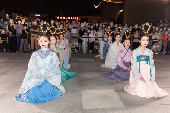 传统“拜月”礼仪。盐城市博物馆 供图