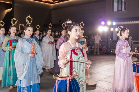 传统“拜月”礼仪。盐城市博物馆 供图