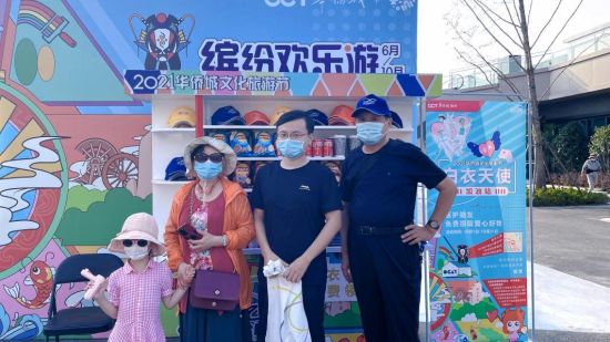 国庆假期期间,扬州梦幻之城的“爱心加油站”获得了医护工作者和游客的交口称赞,纷纷拍照打卡。扬州华侨城供图