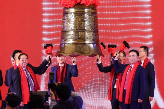 10月14日,中国母婴龙头企业孩子王在深交所创业板上市。图为在南京举办上市仪式。泱波 摄