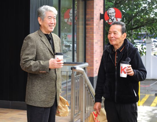 10月14日重阳佳节之际,南京肯德基为秦淮区老年活动中心的老人们“定制”了一场特别的早餐聚会,在这里,老人们和肯德基一起,共同体验“爱在重阳 活力清晨”。柏姜 摄
