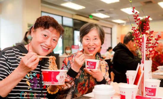 两位阿姨品尝热干面。可颂配皮蛋瘦肉粥、帕尼尼加茶叶蛋……除了常规的搭配,爷爷奶奶们的早餐还吃出了混搭的味道。柏姜 摄
