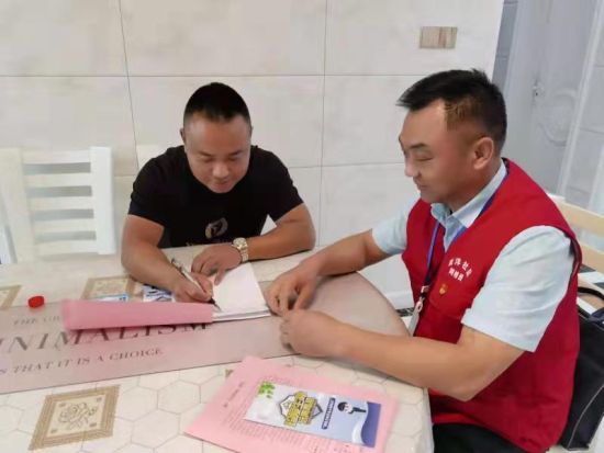 网格员入户宣传。