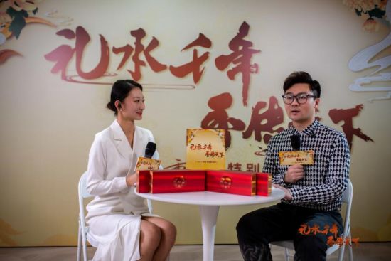 10月14日,由贵州中烟发起的“礼承千年•香传天下”2021重阳特别直播活动在南京报业集团新媒体产业园举行。