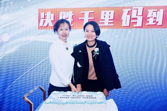 百胜中国首席执行官屈翠容女士(右)与首席技术官张雷女士(左)出席数字化研发中心启用仪式。