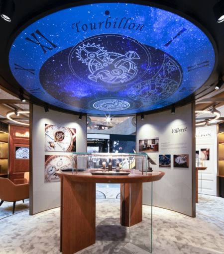 流线型展台设计根据品牌全新店面设计理念开发,融合现代多媒体大屏展示系统,将传统典雅与现代摩登结合,丰富多样的经典时计目不暇接,充分展示高级时计的风采。