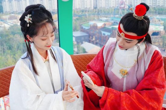 近日,张淑文与圈友再一次完成了一次变装模仿,两位汉服爱好者在出游过程中模仿还原了87版红楼梦林黛玉与贾宝玉相见、黛玉葬花等经典场景。