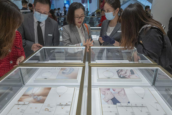 戴比尔斯永恒印记品牌的设计理念是:以钻石为核心、概念化的设计、品牌标识的灵感、完美的设计比例,品牌的美钻作品系列覆盖时尚、经典和婚嫁等多元化场景。