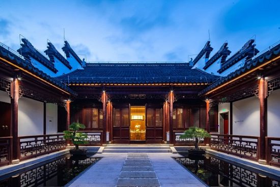大洋湾颐和湖畔建筑风格独树一帜,盐风汉韵、精致典雅,将中式风格与古典园林宅院相融,并且嵌入项目独有的在地文化与历史元素。