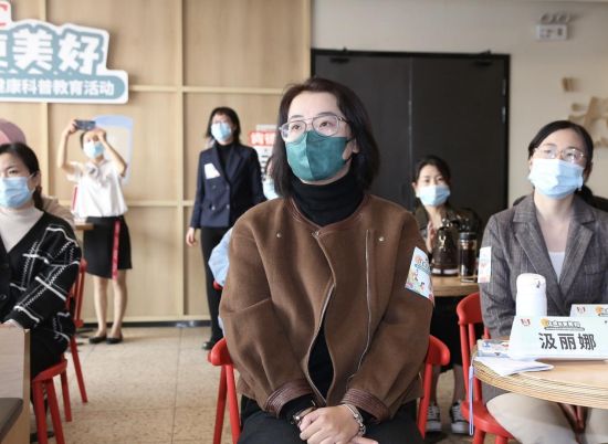 今年是青少年食品安全与营养健康科普教育活动举办的第六年,现场播放了项目宣传片,全场共同回顾五年来活动的点滴瞬间。