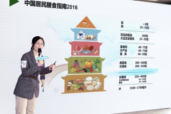 现场数十位小记者听专家讲解食品安全与营养健康科普知识、探寻肯德基厨房里环环相扣的管理细节,在欢快的氛围中学习食品安全与营养健康知识。