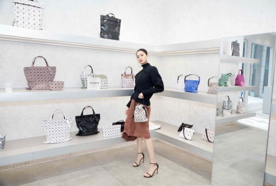 11月3日,BAO BAO ISSEY MIYAKE中国大陆第二家精品店登陆南京金鹰新街口购物中心。演员王媛可作为品牌好友身着ISSEY MIYAKE秋冬系列套装亮相。ISSEY MIYAKE供图