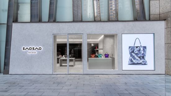 整间精品店展现全新设计风格,选用具有未来气息的银色墙壁纹理,契合品牌极简艺术美学。ISSEY MIYAKE供图