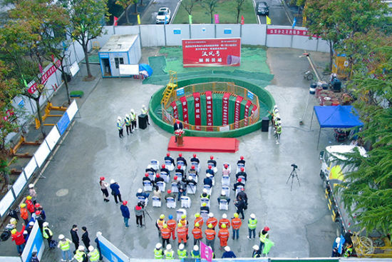 此外,项目采用洞外压入式通风,主风机配合二次风机的通风系统将制冷空气送至前线拼装区域,攻克狭小断面长距离隧道施工中空气流通速率低的难题。施祥 摄