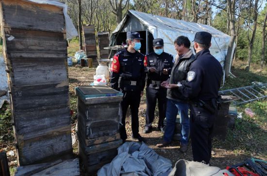 巡逻民警走访铁路沿线流动养蜂农户,宣讲铁路法规。赵振伟 摄